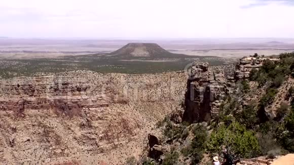 亚利桑那大峡谷一个从岩手中缩小到看到大峡谷和人们视频的预览图