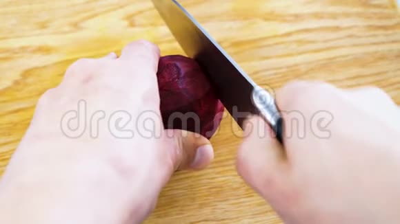 在木切割板上切割甜菜视频的预览图