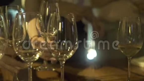 酒杯停在餐厅的宴会桌上假日晚上在活动桌上空酒杯视频的预览图