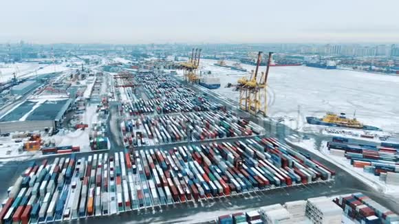 深水港进出口和商务物流集装箱码头集装箱船视频的预览图