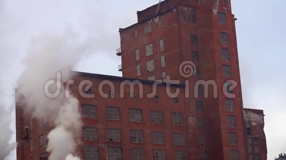 云烟废气排放致空气污染的生产厂房视频的预览图