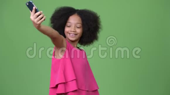 年轻可爱的非洲女孩非洲发型自拍视频的预览图