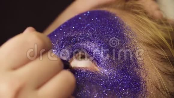 面子艺术化妆师用眼线视频的预览图