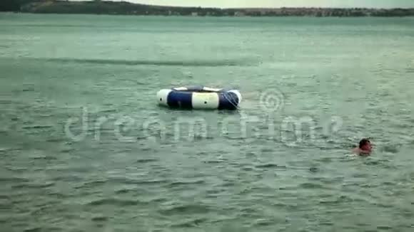 海面上的救生圈视频的预览图