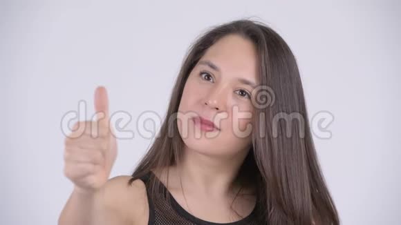 年轻快乐的多民族女性竖起大拇指准备去健身房视频的预览图