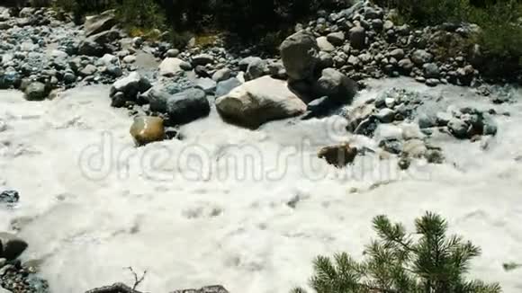 山河在岩石之间流动视频的预览图