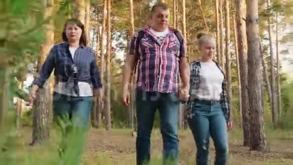一家人牵着手在森林里散步视频的预览图