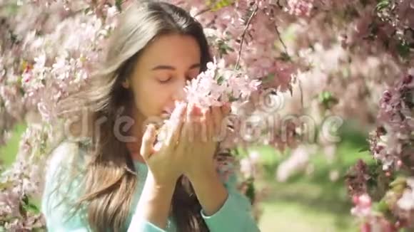 春天树枝上的花美丽可爱的年轻女子视频的预览图