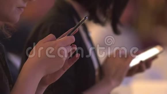 妇女在会议上用手机写字的手视频的预览图