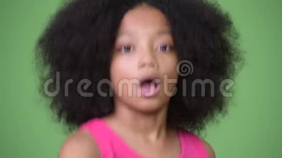 年轻可爱的非洲女孩一头非洲头发看上去很震惊视频的预览图