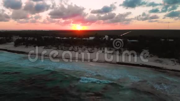 日落时墨西哥图卢姆附近海岸的空中镜头视频的预览图