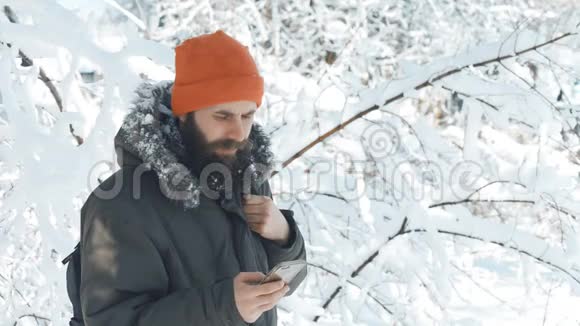 冬天下雪天的男人用手机聊天视频的预览图
