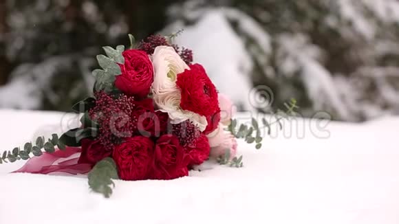在常绿的森林里婚礼上放着红白相间的鲜花近景和宏观视野中的嫩玫瑰视频的预览图