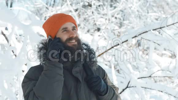 冬天下雪天的男人用手机聊天视频的预览图