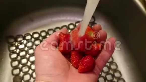 洗草莓视频的预览图