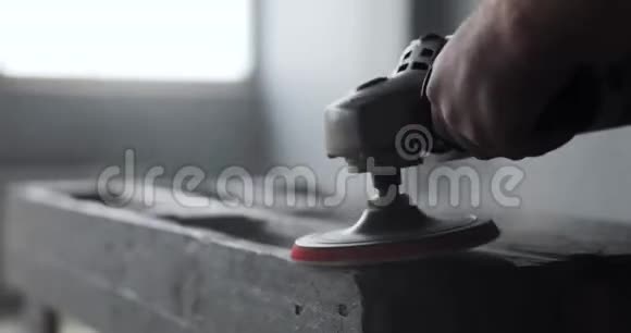木工抛光木材采用电动砂轮机配合抛光扩展器近点视频的预览图