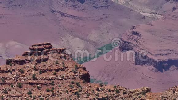 亚利桑那州大峡谷一个岩石组和峡谷底部的近景视频的预览图