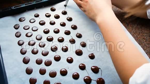 细节年轻的糕点制作巧克力棒与糕点袋理想的代表自制糕点视频的预览图