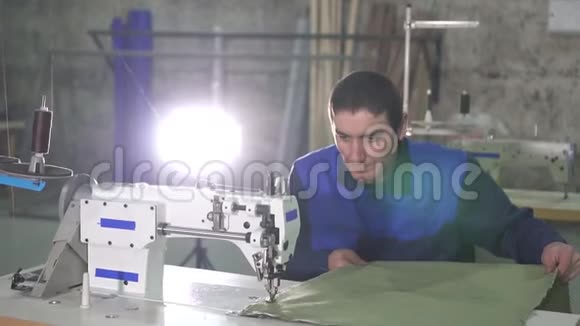 缝纫机上的阿拉伯穆斯林男子视频的预览图