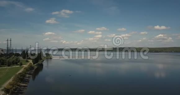 乌克兰布尔什丁市蓝天白云背景下的湖泊空中摄影视频的预览图