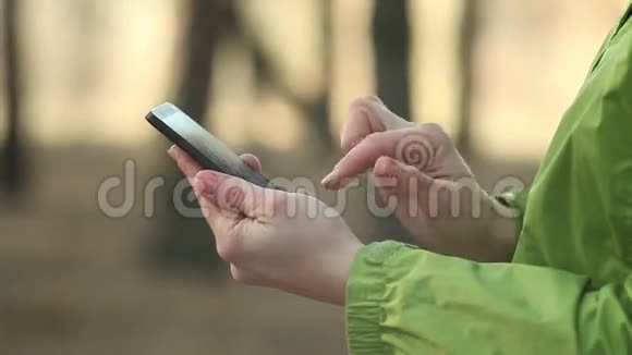 女人用智能手机聊天视频的预览图