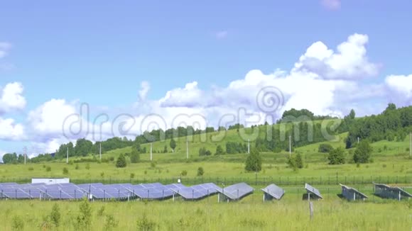 日出时太阳电池板天空多云太阳能现代电力生产技术可再生能源视频的预览图