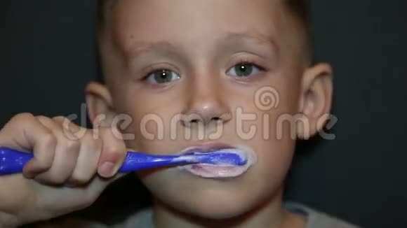 刷牙的男孩视频的预览图
