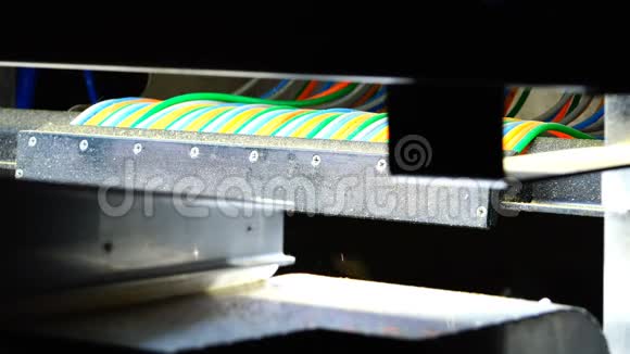 工作机器上的彩色电线视频的预览图