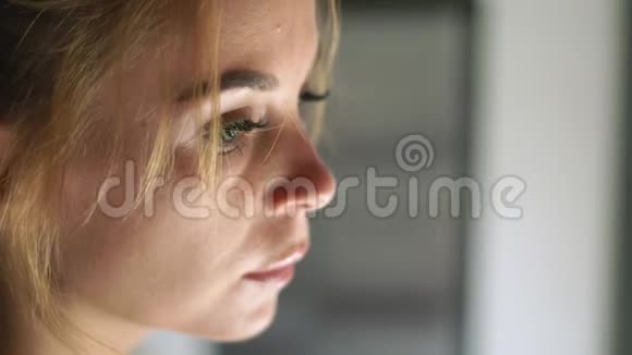 肖像悲伤的女人闭上女性的脸皮肤眼睛睫毛和眉毛自然美容和化妆视频的预览图