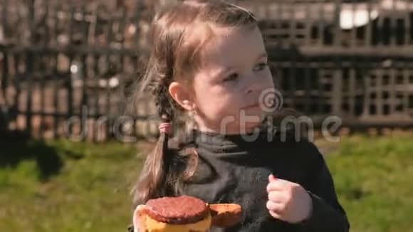 年轻可爱的小女孩吃一个三明治里面有薯条和奶酪视频的预览图