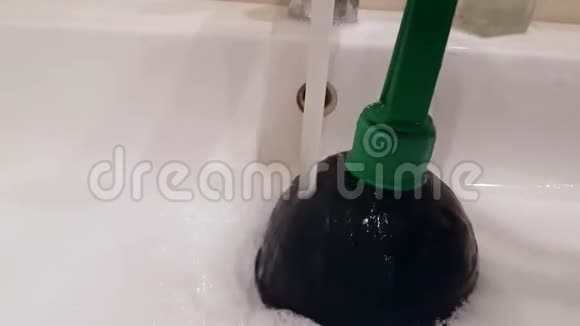 吸盘清洁浴室的水槽视频的预览图