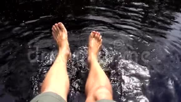 俯视水中的男性腿人在黑暗的池塘里泼水慢动作水溅视频的预览图
