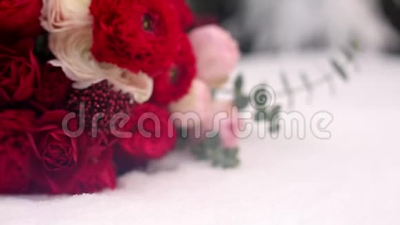 在常绿的森林里婚礼上放着红白相间的鲜花近景和宏观视野中的嫩玫瑰视频的预览图
