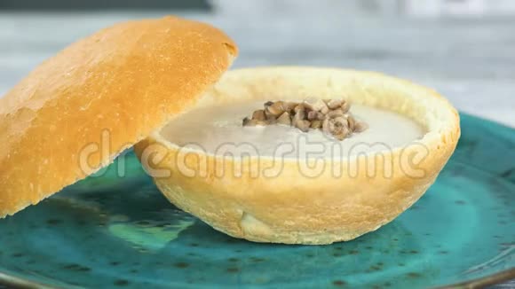 蘑菇汤烤面包和百里香视频的预览图