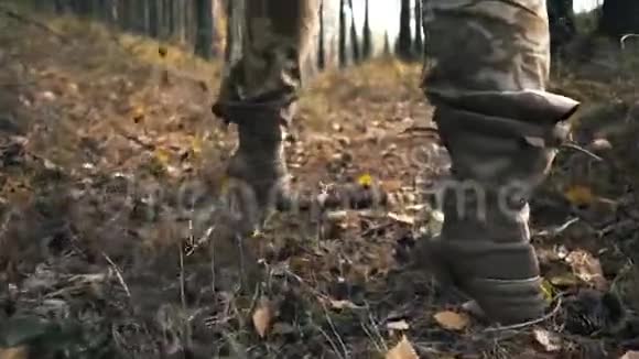 秋天男人鞋子一个男人在树林里的靴子上系着花边视频的预览图