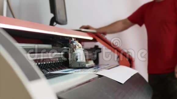 采用ciss系统的工业喷墨印刷机的特写印刷工艺视频的预览图