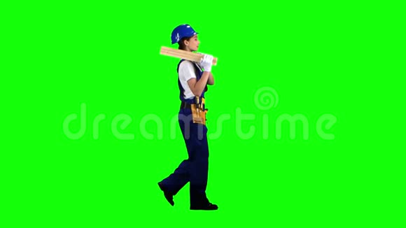 施工人员戴安全帽携带三块木板绿色屏幕侧视图视频的预览图