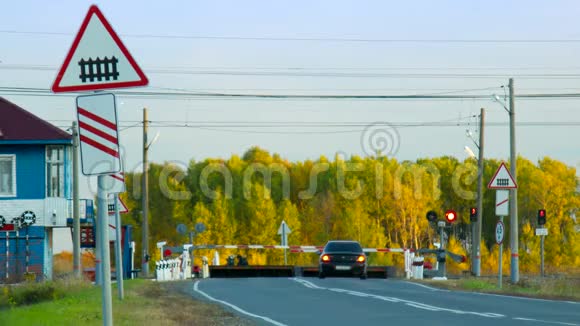 铁路交叉路口有黄树林的路标视频的预览图