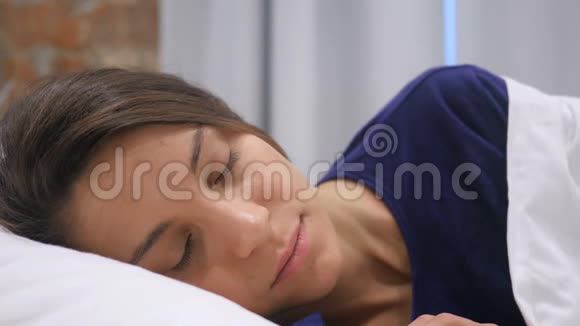 头痛抑郁不安的西班牙妇女从床上醒来视频的预览图