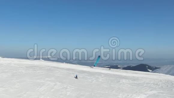 极限娱乐在雪山上快速滑行空中射击视频的预览图