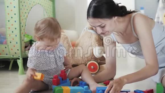 儿童小女孩在家或幼儿园玩木玩具儿童智力游戏儿童和妈妈一起玩视频的预览图