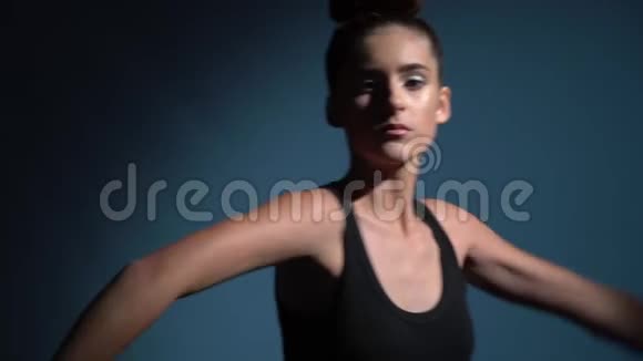 一个穿着亮片的女孩穿着黑色T恤跳舞视频的预览图