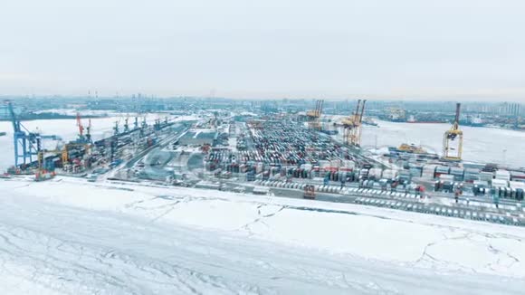 深水港进出口和商务物流集装箱码头集装箱船视频的预览图
