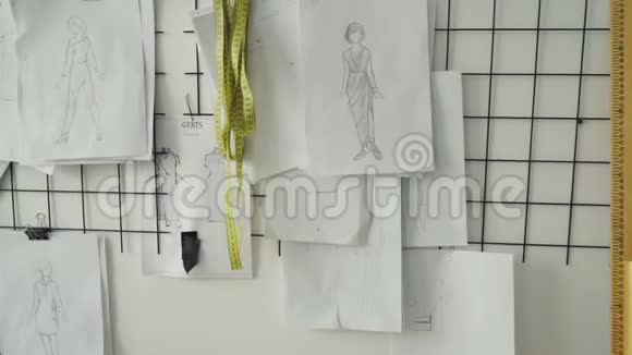 平底锅拍摄黑白素描图画和笔记上面有妇女服装的尺寸视频的预览图