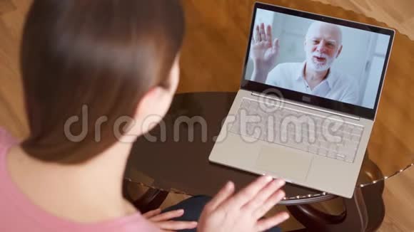 女儿在国外学习通过信使应用程序与她的父亲进行视频聊天视频的预览图
