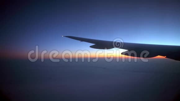 4一架飞机透过窗户俯瞰黄昏的天空视频的预览图
