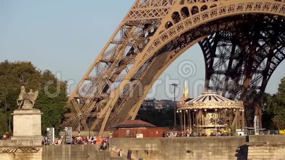 晚上埃菲尔铁塔和旋转木马巴黎视频的预览图