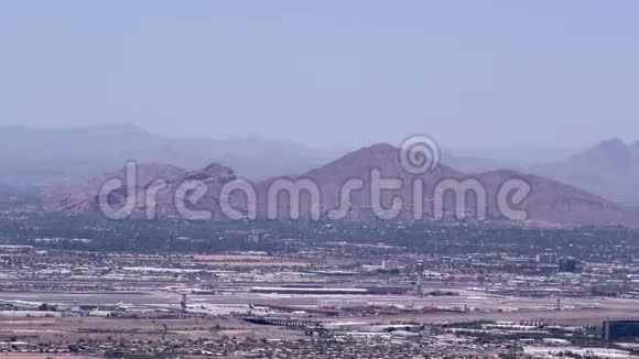 亚利桑那州菲尼克斯从南山顶俯瞰卡美宾山视频的预览图