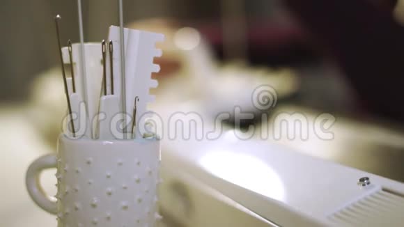 白色马克杯中的针和尺子用于车间针织机上视频的预览图