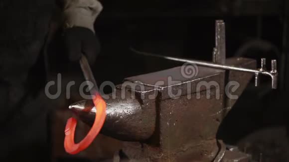 一个铁匠的手紧紧人们用钢铁做成马蹄铁视频的预览图